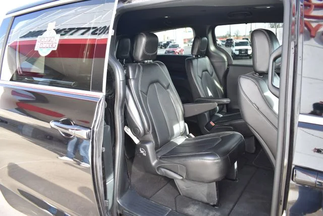 Used 2025 Black Chrysler Select image 20