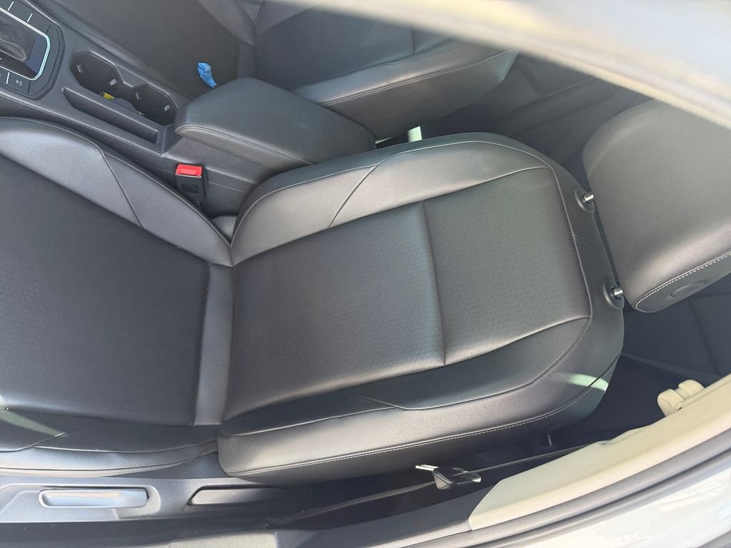 Used 2020 White Volkswagen SEL image 8