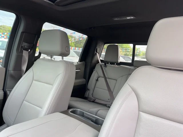 Used 2024 White GMC SLT image 19