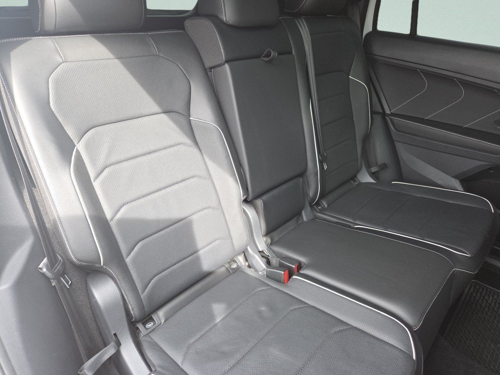 Certified Used 2022  Volkswagen 2.0T SEL R-Line image 5