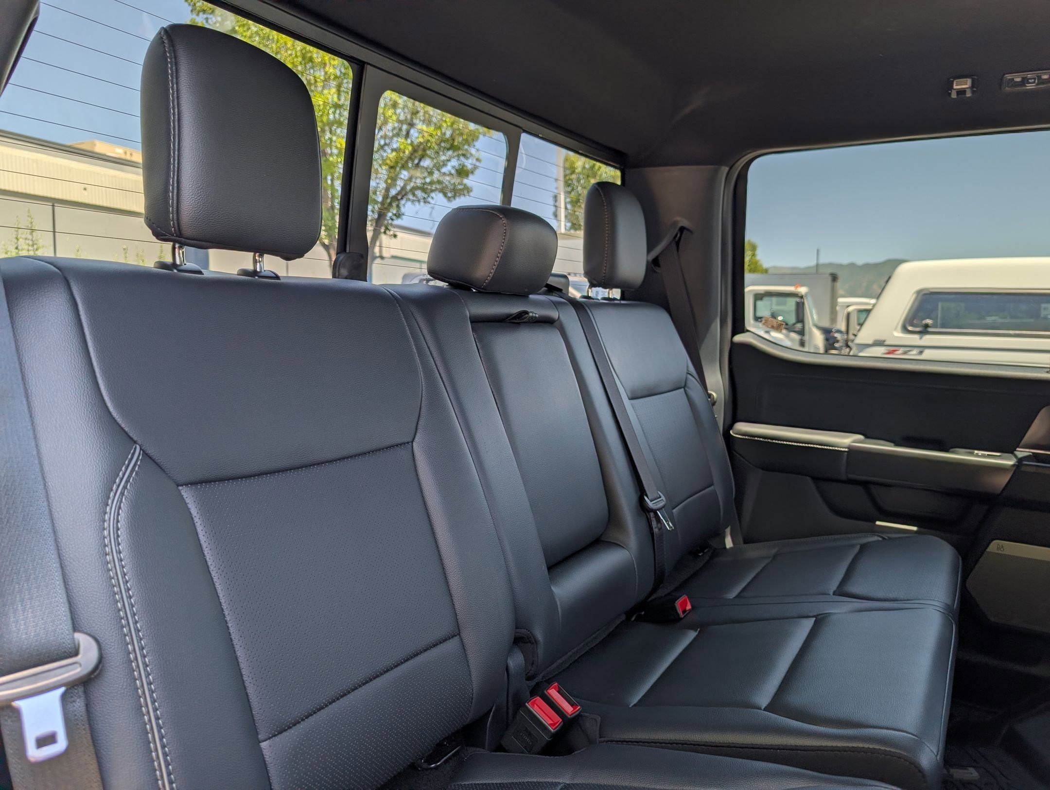 Used 2025 Black Metallic Ford LARIAT image 25
