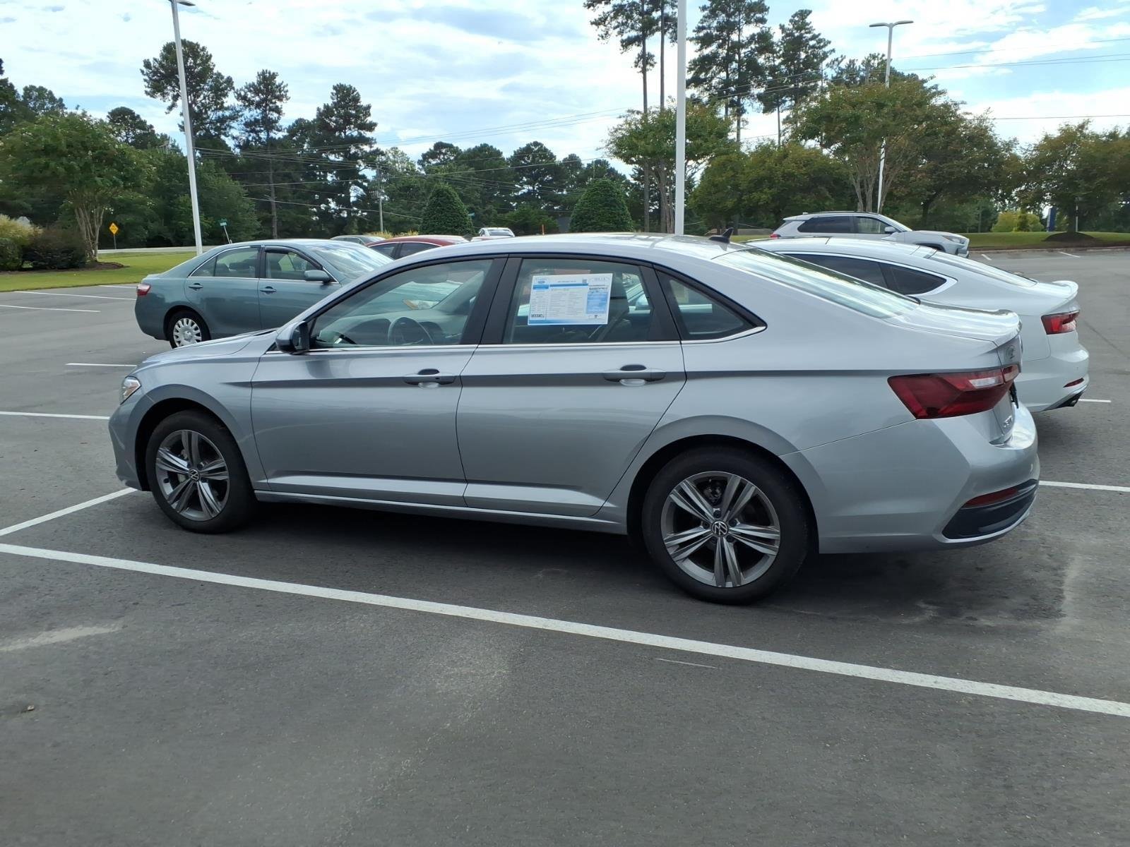 Used 2023 Pyrite Silver Metallic Volkswagen SE image 4