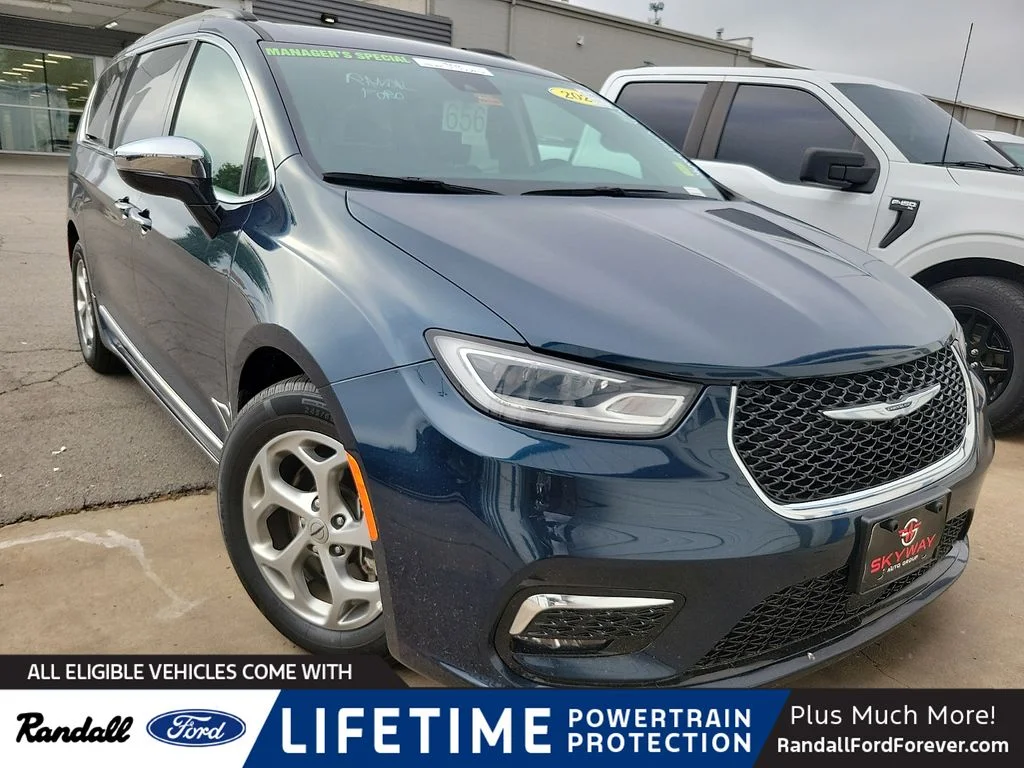 2023 Chrysler Pacifica Limited's photo