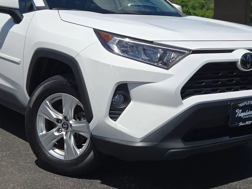 Used 2019 White Toyota XLE image 3