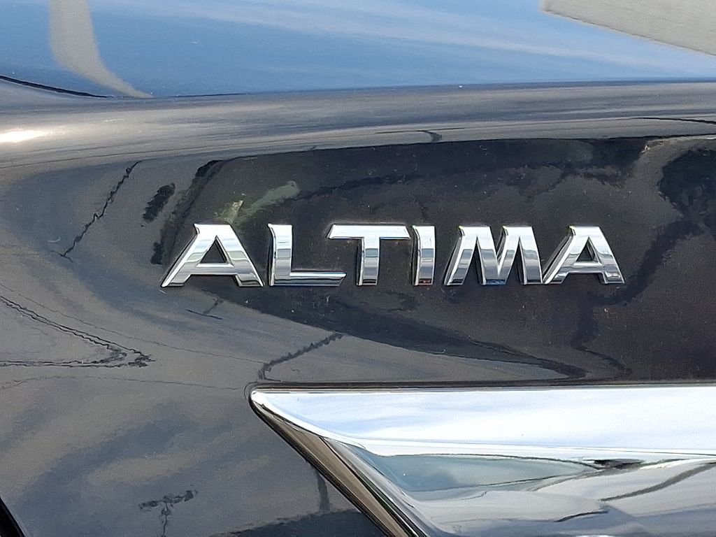 Used 2015 Black Nissan 2.5 SL image 10