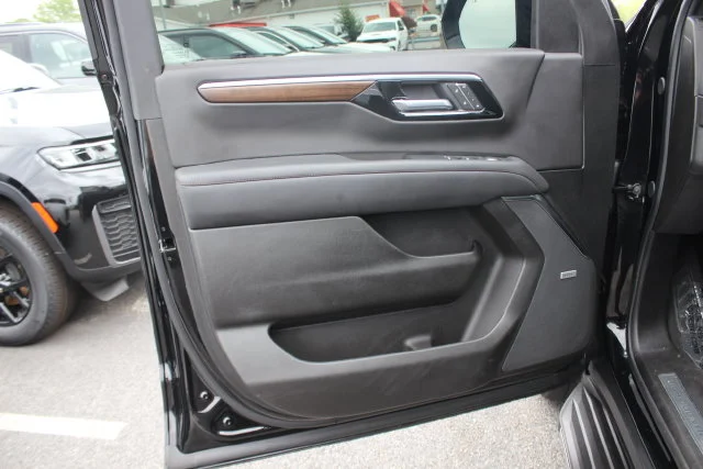 Used 2025 Black Chevrolet High Country image 21