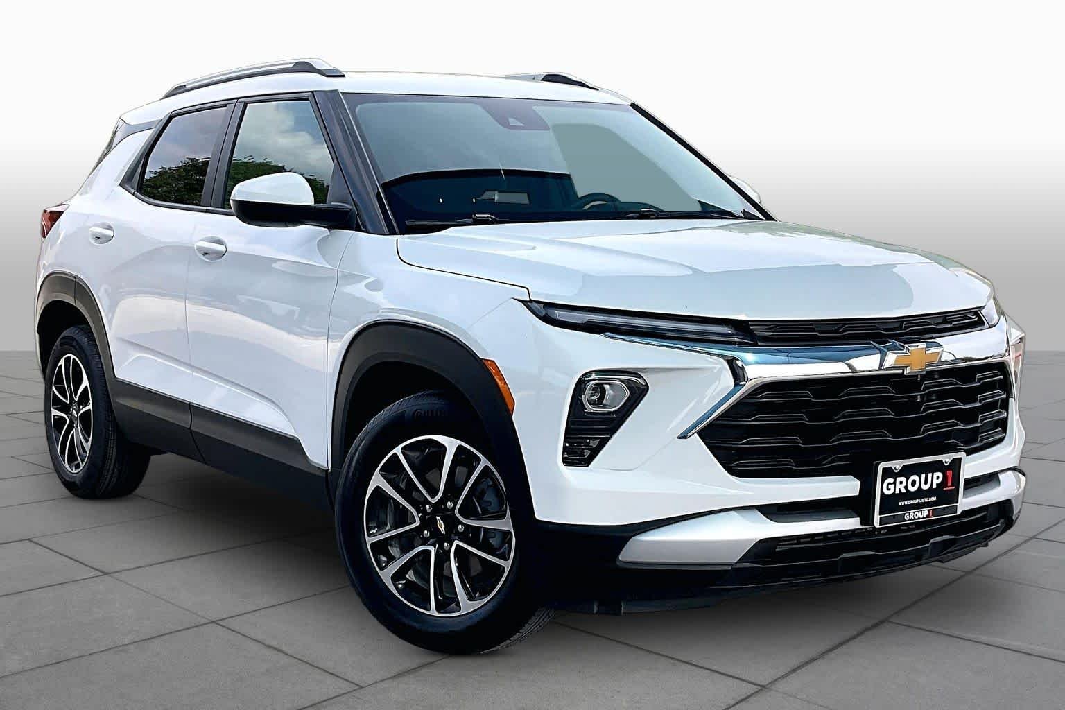Used 2025 Summit White Chevrolet LT image 3
