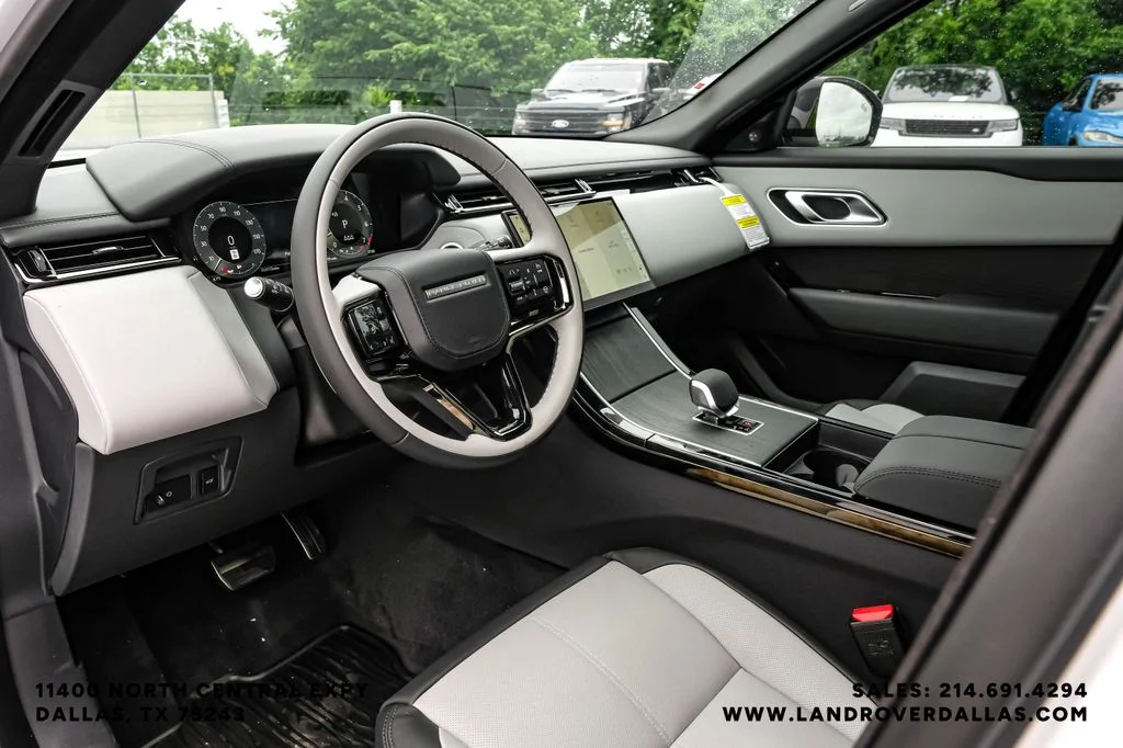 New 2026 Ostuni Pearl Wht Prem Met Land Rover Dynamic SE image 2