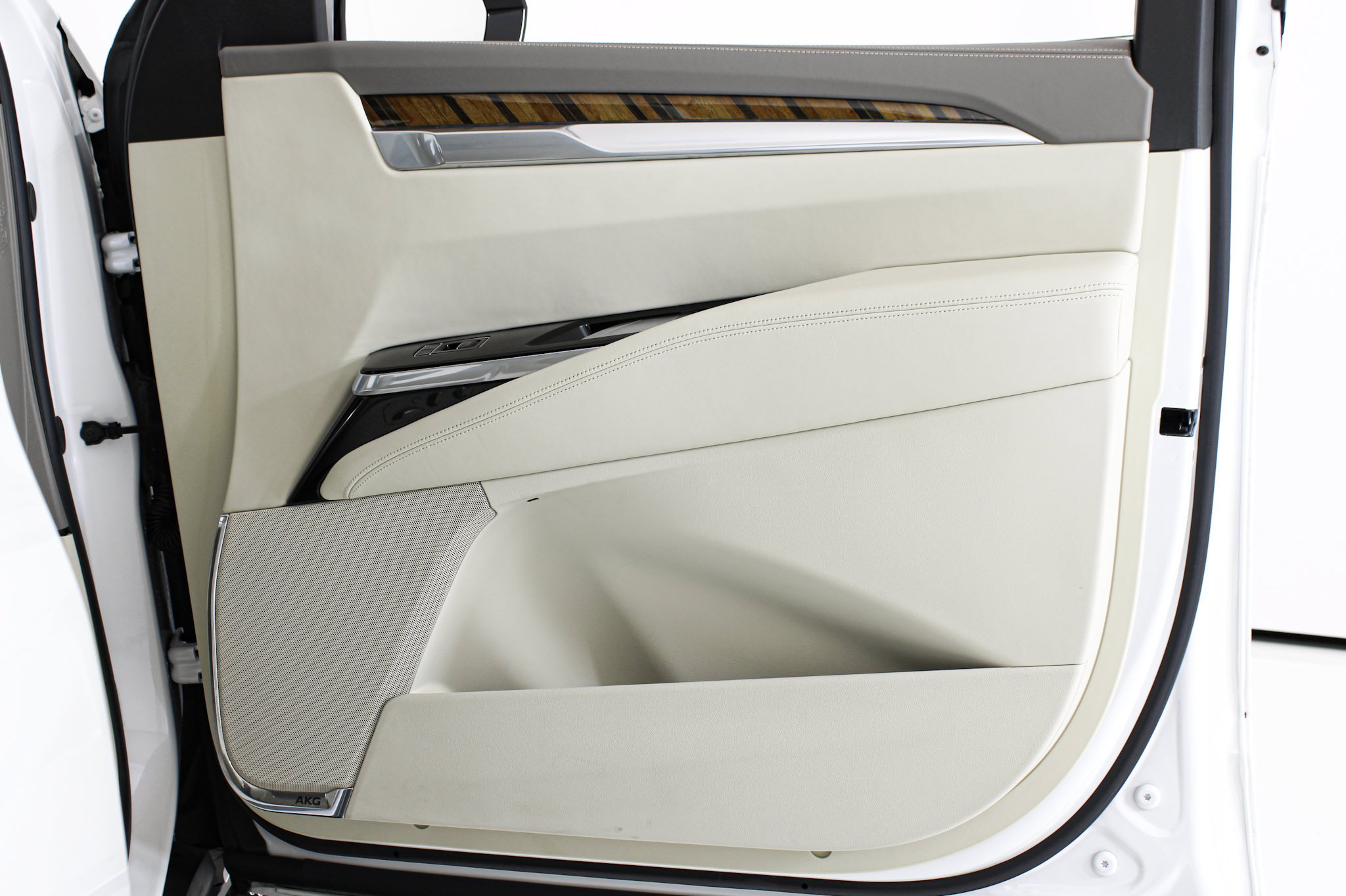 Used 2025 Crystal White Tricoat Cadillac Sport Platinum image 19