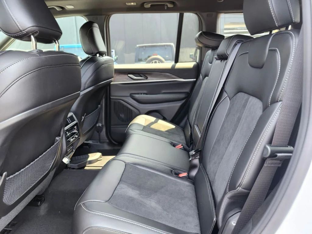 New 2026 Bright White Clear-Coat Exterior Paint Jeep Altitude image 16