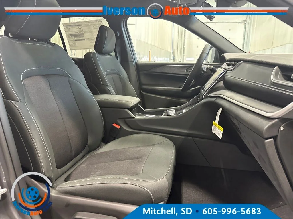 New 2026 Baltic Gray Metallic Clear-Coat Exterior Paint Jeep Laredo X image 36
