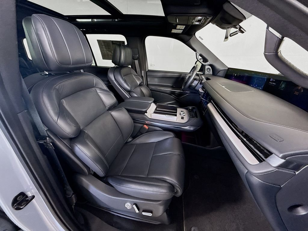 Used 2025 Gray Mist Metallic Tri-Coat Lincoln Reserve image 31