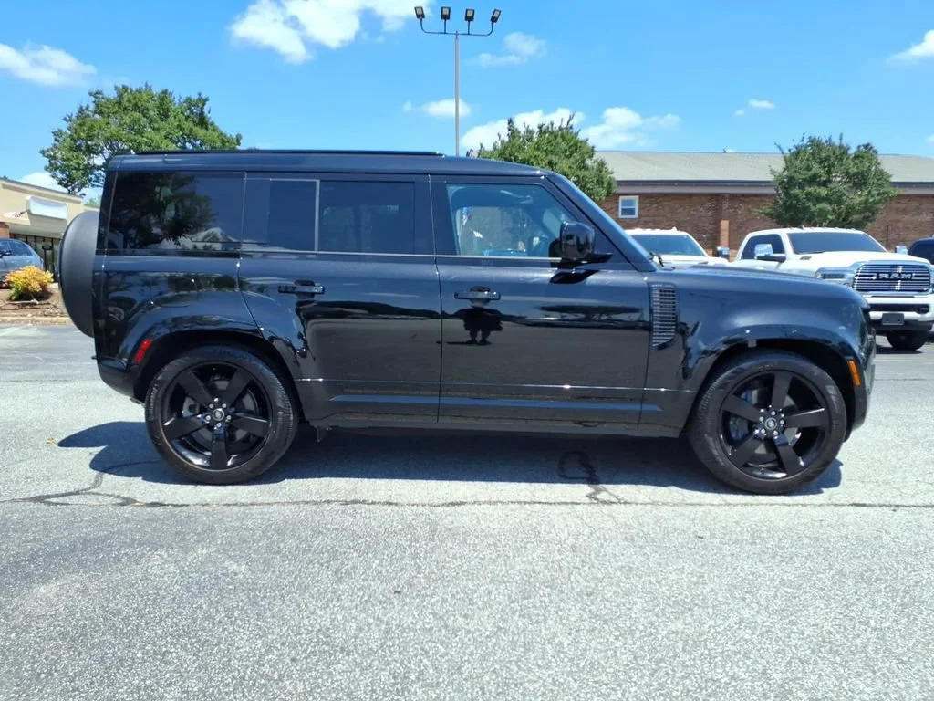Used 2025 Black Land Rover 110 P400 X-Dynamic SE image 33