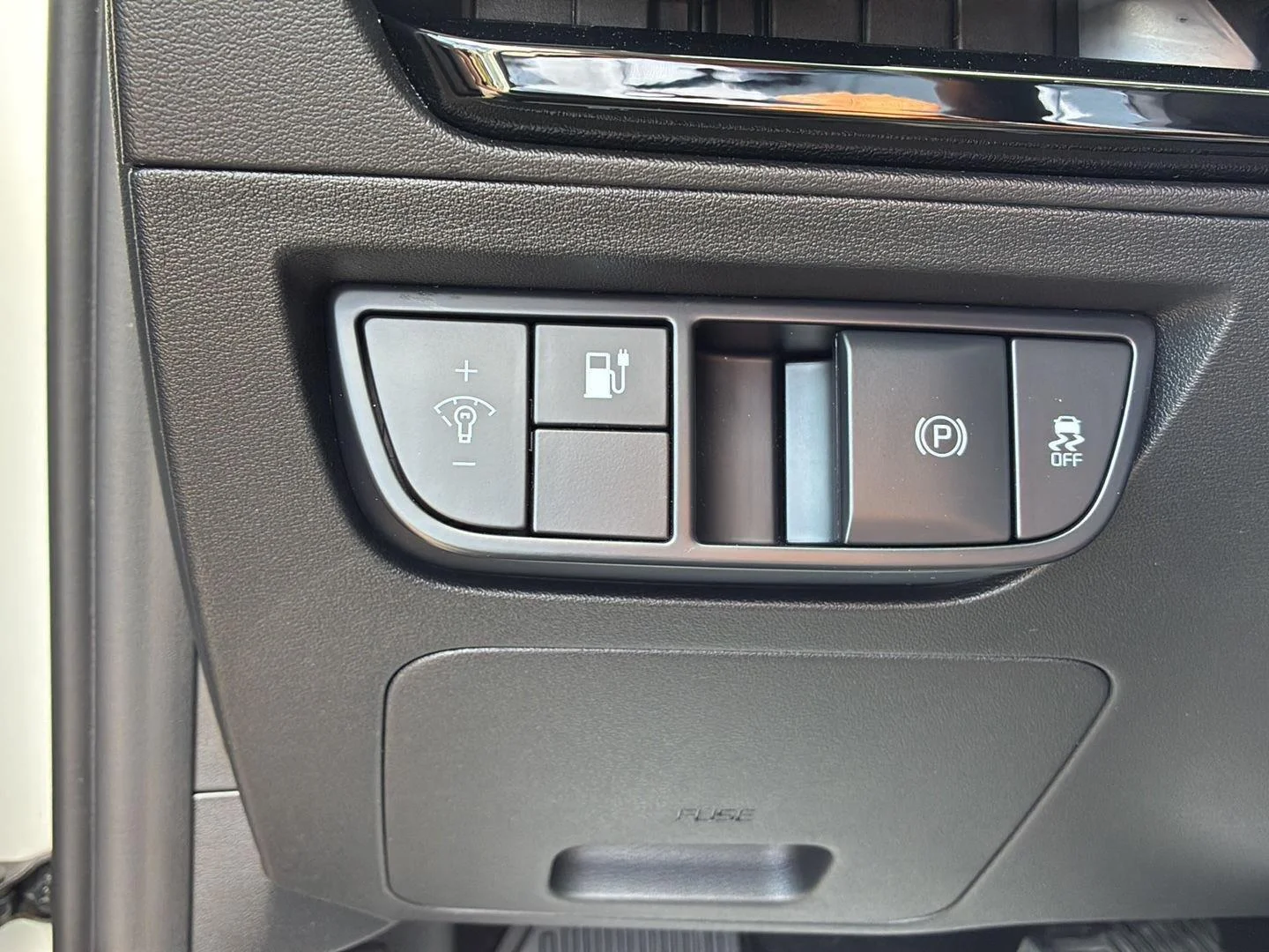 Used 2024 Snow White Pearl Kia Light Long Range image 30