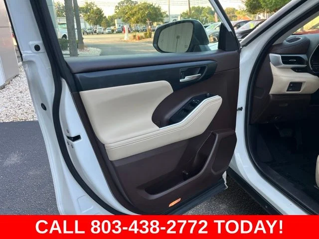 Used 2020 White Toyota XLE image 5