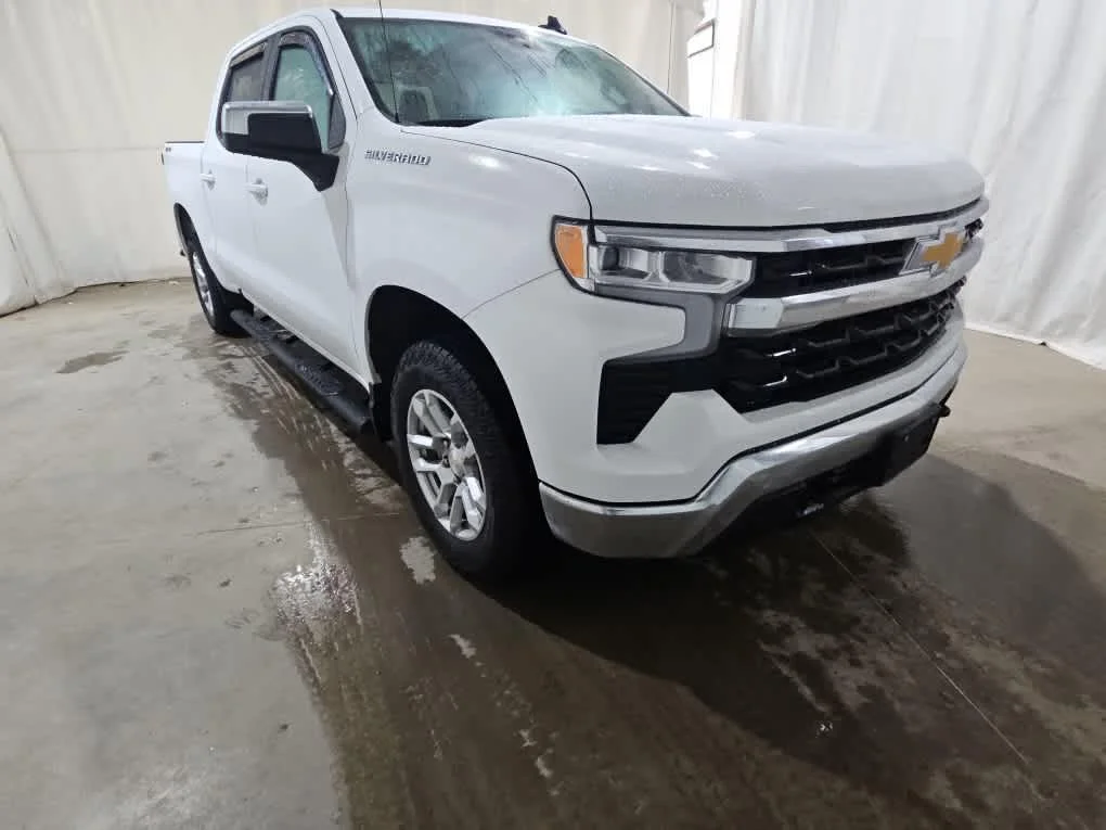 Used 2024 Summit White Chevrolet LT image 11
