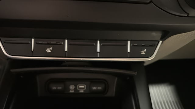 Used 2016 Snow White Pearl Kia LX image 22