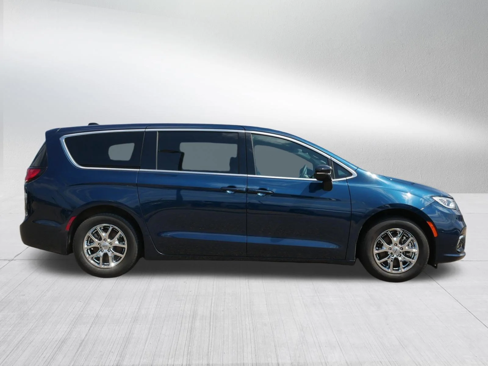 Used 2025 Fathom Blue Pearlcoat Chrysler Select image 8