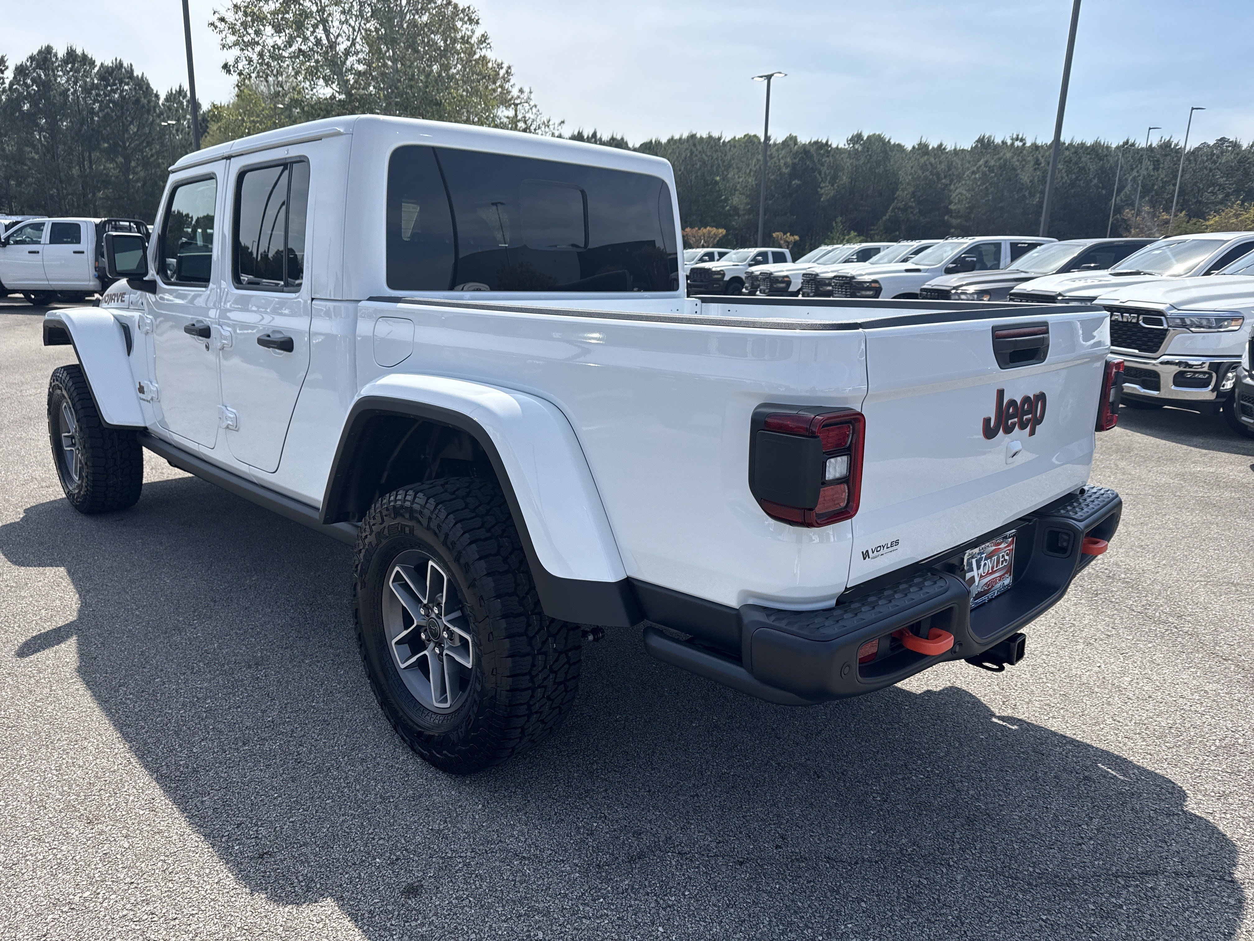 New 2026 Bright White Clear-Coat Exterior Paint Jeep Mojave X image 5