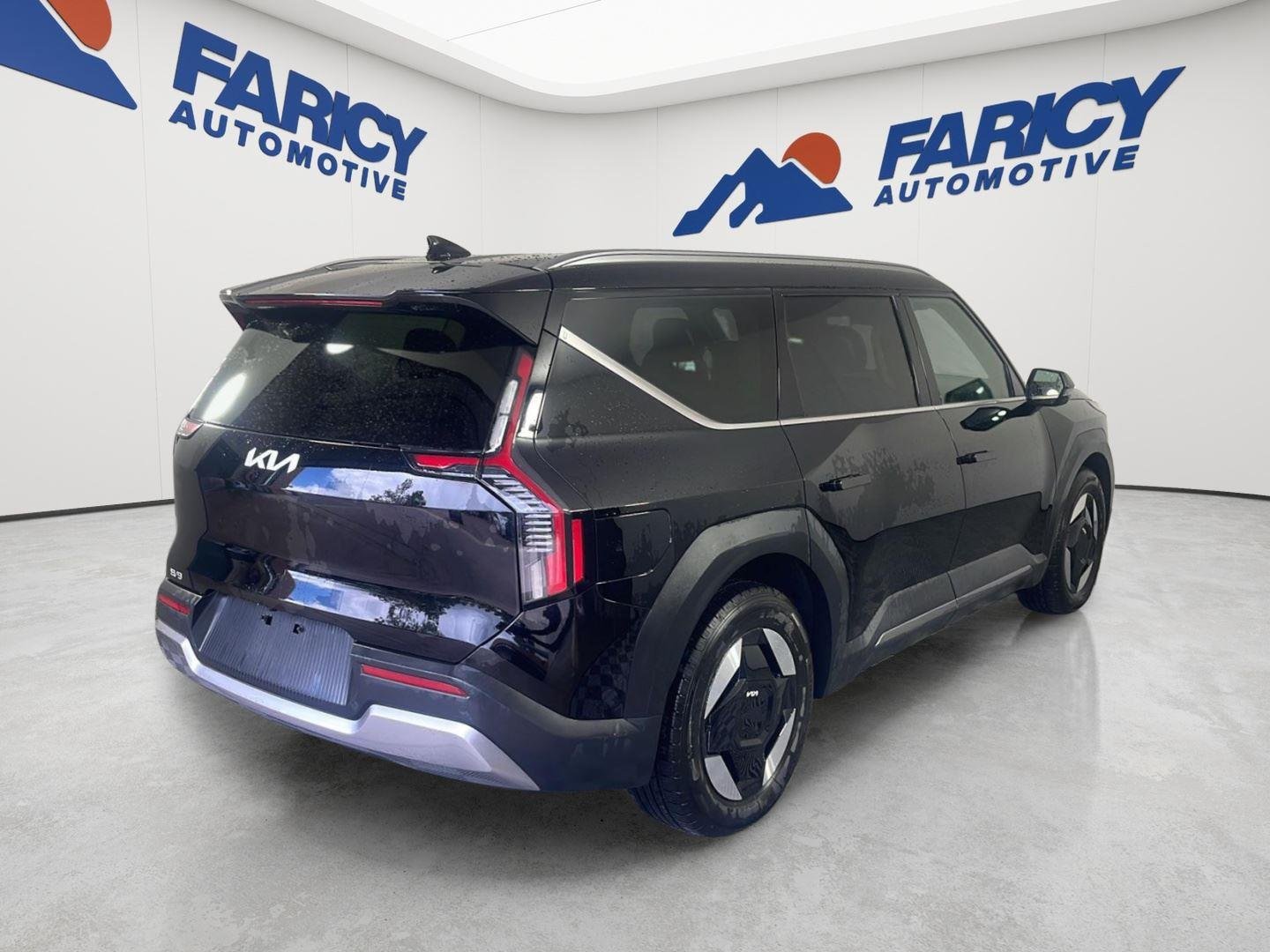 Used 2024 Aurora Black Pearl Kia Wind image 7