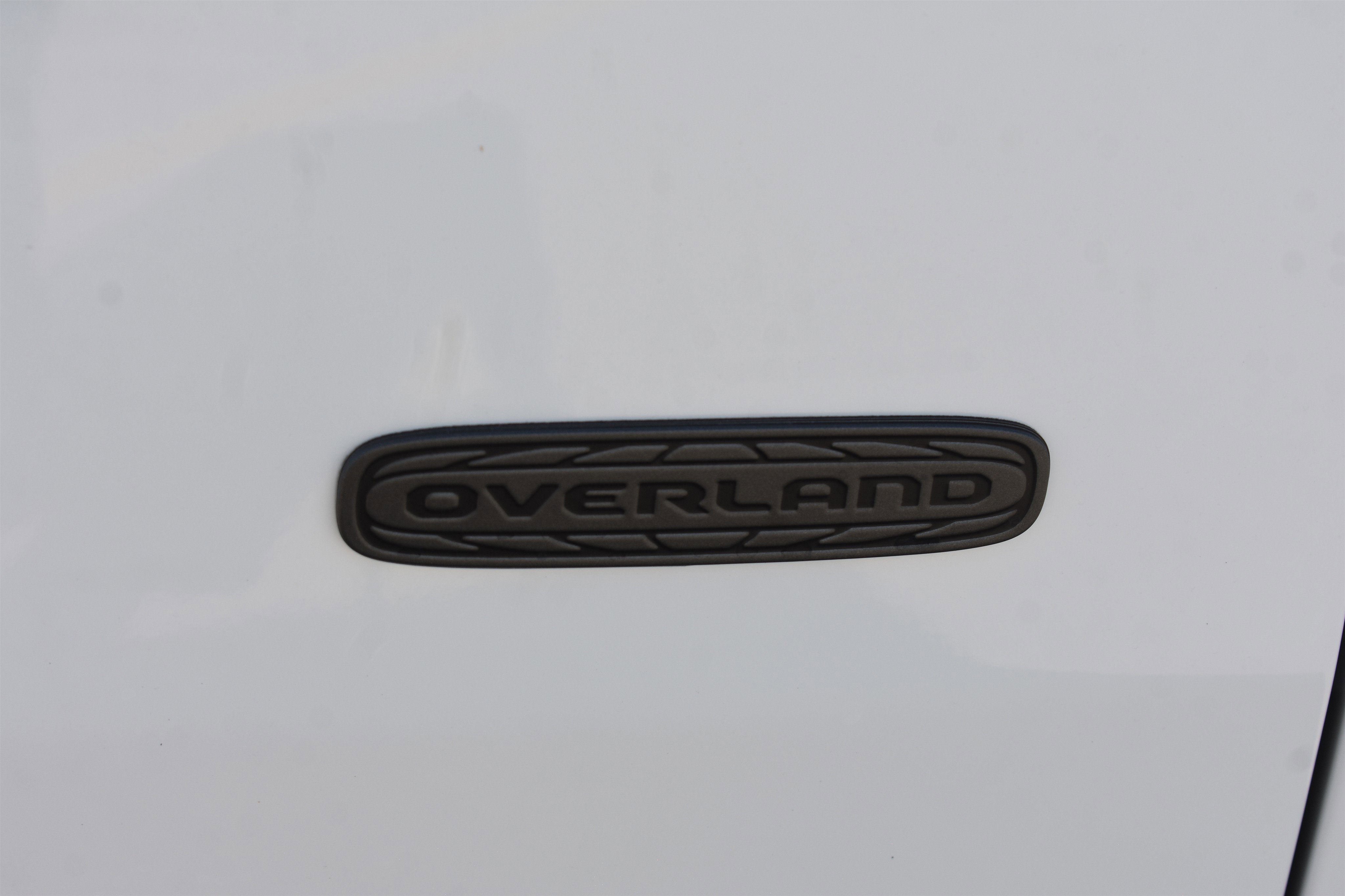 New 2026 Bright White Clear-Coat Exterior Paint Jeep Overland image 8