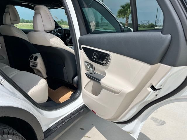 New 2026 Polar White Mercedes-Benz GLC 300 image 19