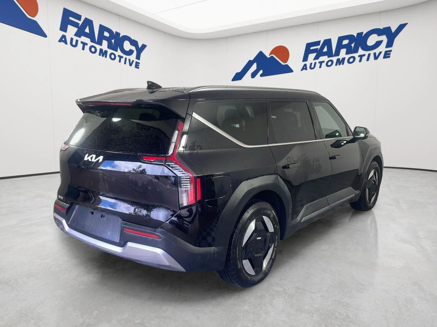 Used 2024 Aurora Black Pearl Kia Wind image 7