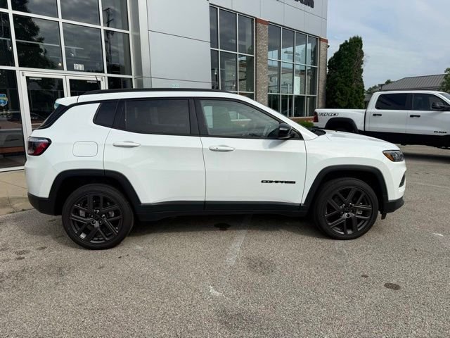 New 2026 Bright White Clear-Coat Exterior Paint Jeep Latitude image 8