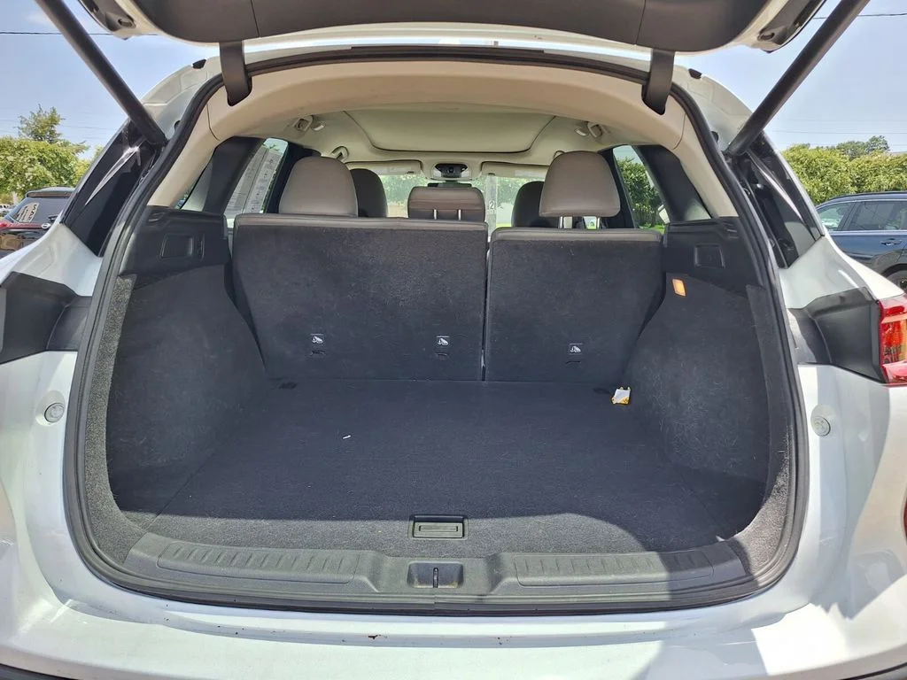 Used 2023 White INFINITI LUXE image 26