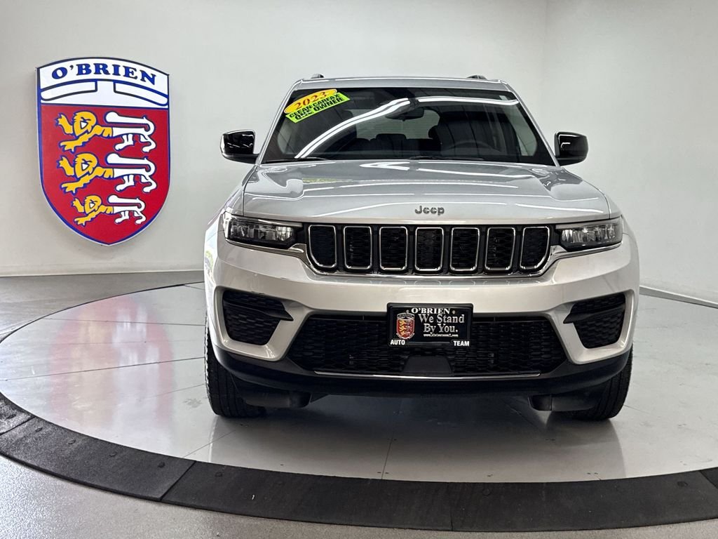 Used 2023 Silver Jeep Laredo image 10