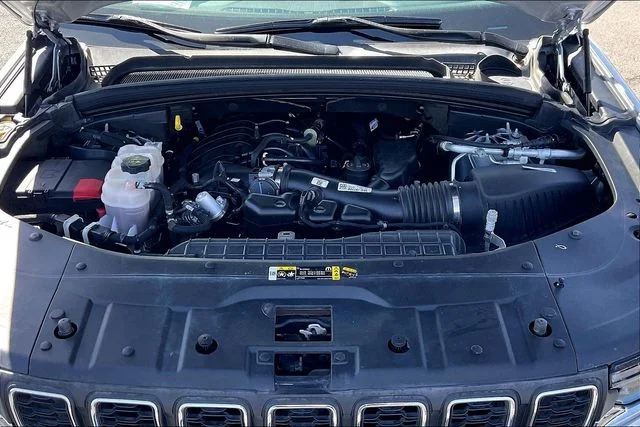 Used 2023 Silver Jeep Laredo image 9