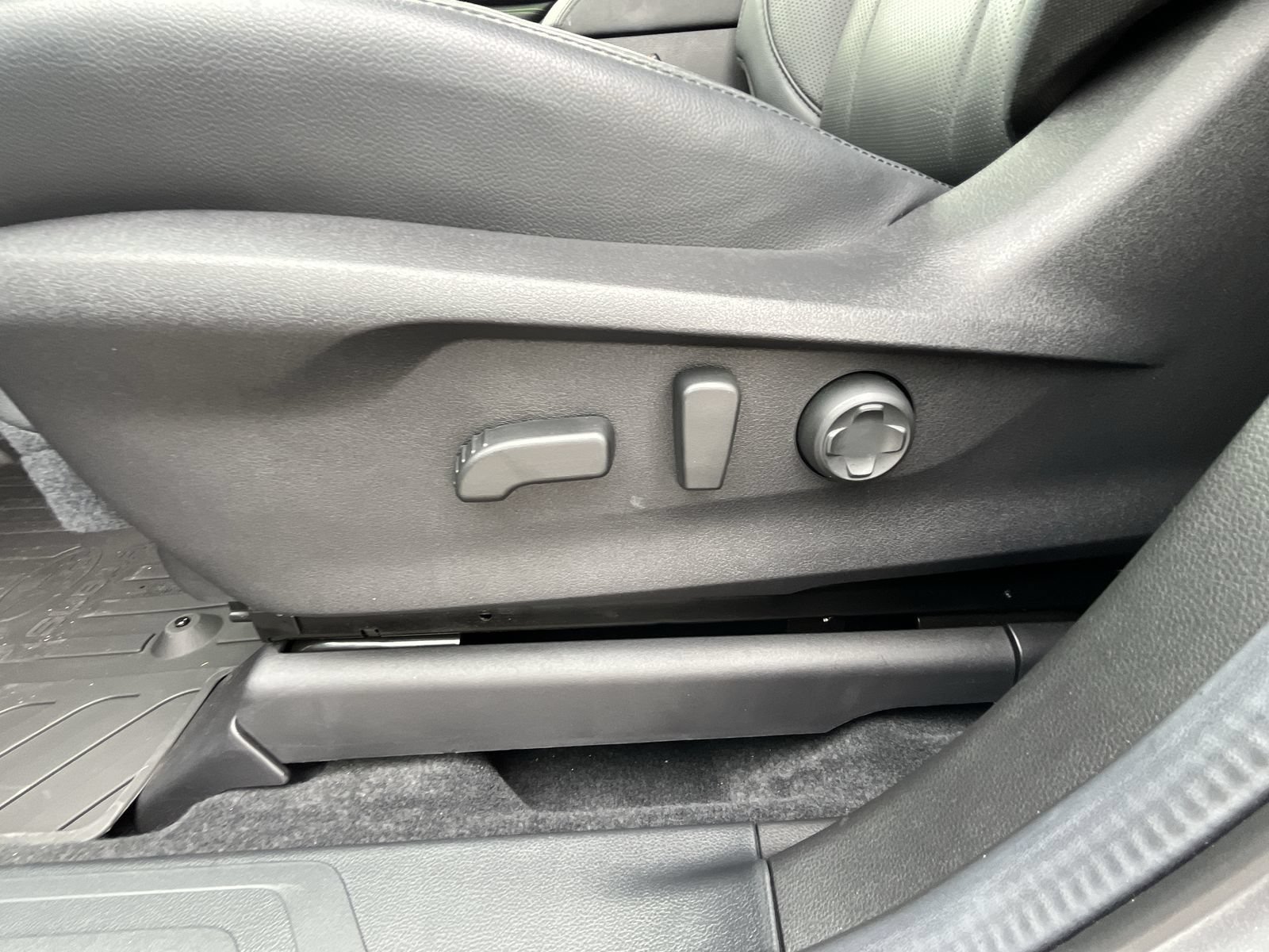 Certified Used 2025 Ice Silver Metallic Subaru Onyx Edition Touring image 16
