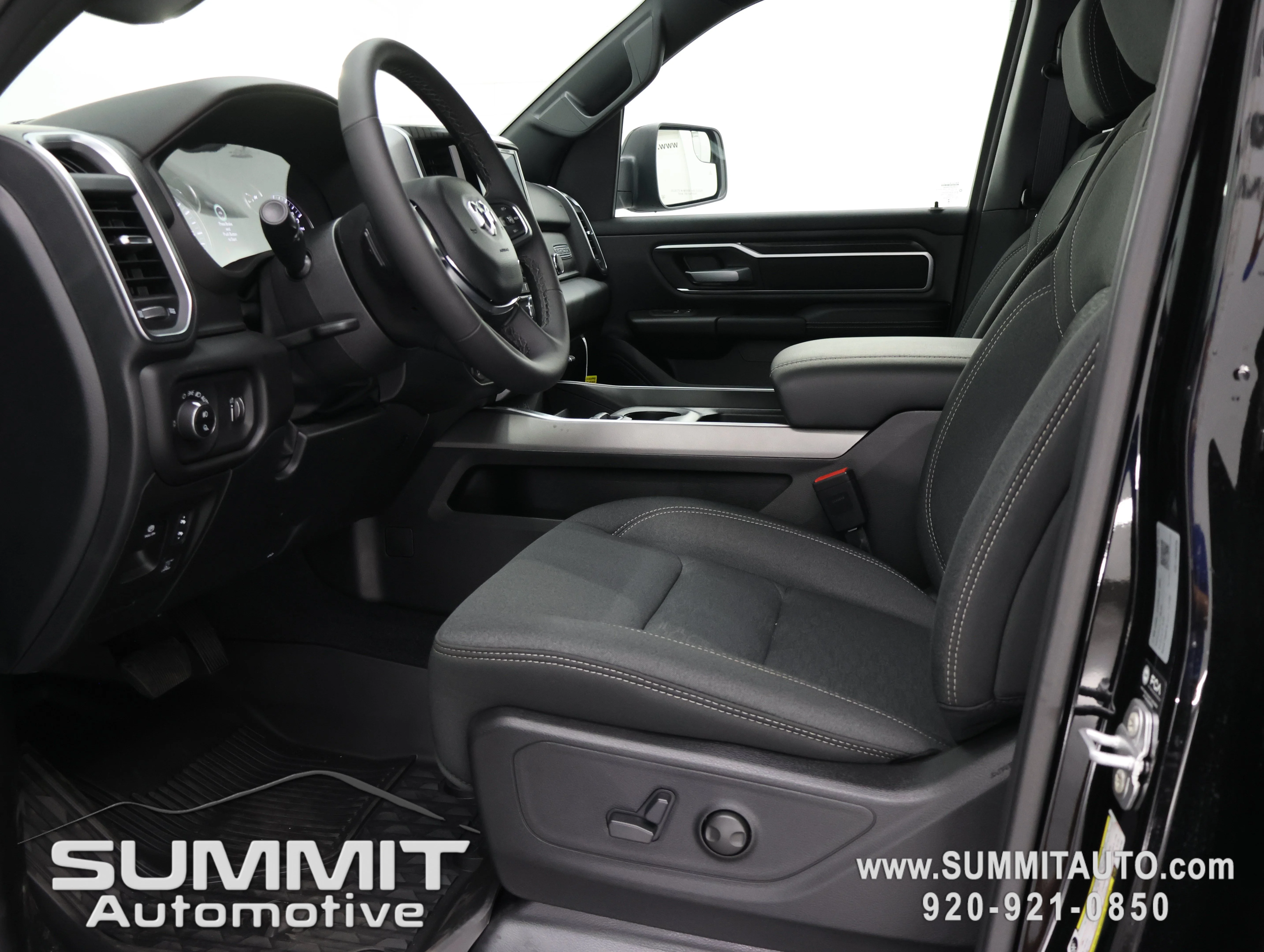 New 2026 Diamond Black Crystal Pearl-Coat Exterior Paint RAM Big Horn/Lone Star image 8