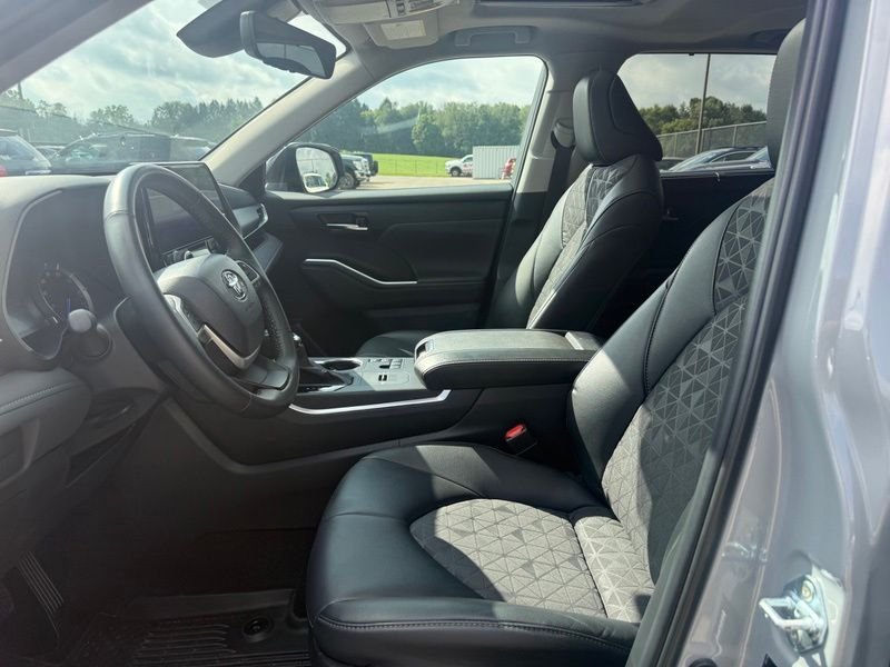 Used 2024  Toyota XLE image 3