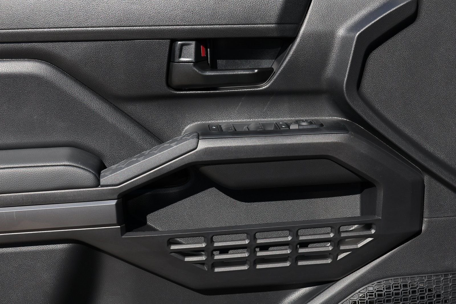 2025 Toyota Tacoma SR5 - Photo 27