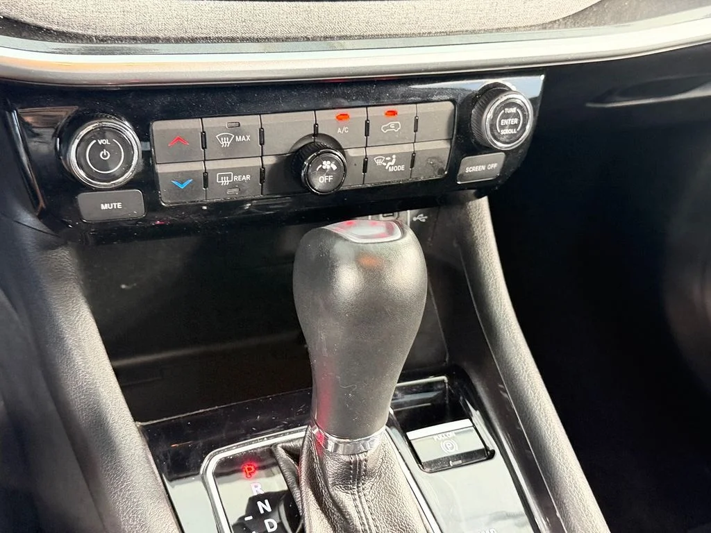 Used 2024 White Jeep Latitude image 22