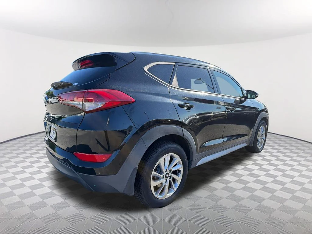 Used 2017 Black Hyundai SE Plus image 5