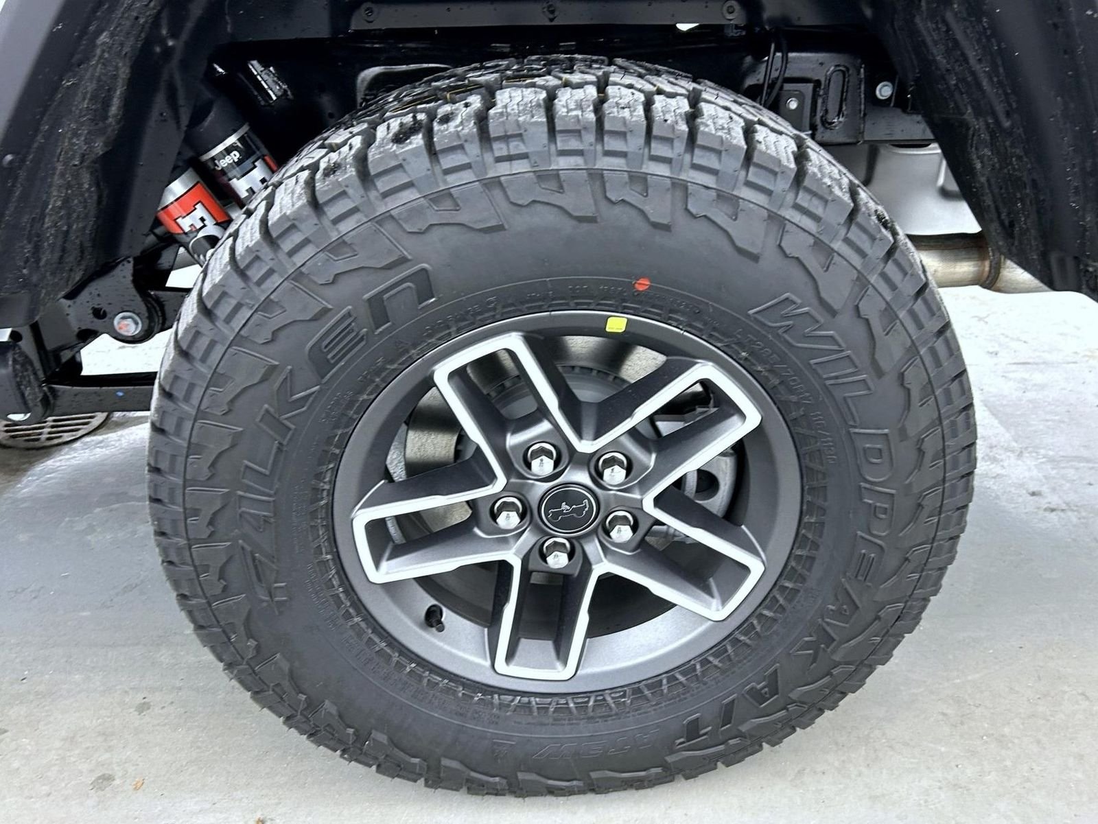 New 2026 Bright White Clear-Coat Exterior Paint Jeep Mojave X image 22