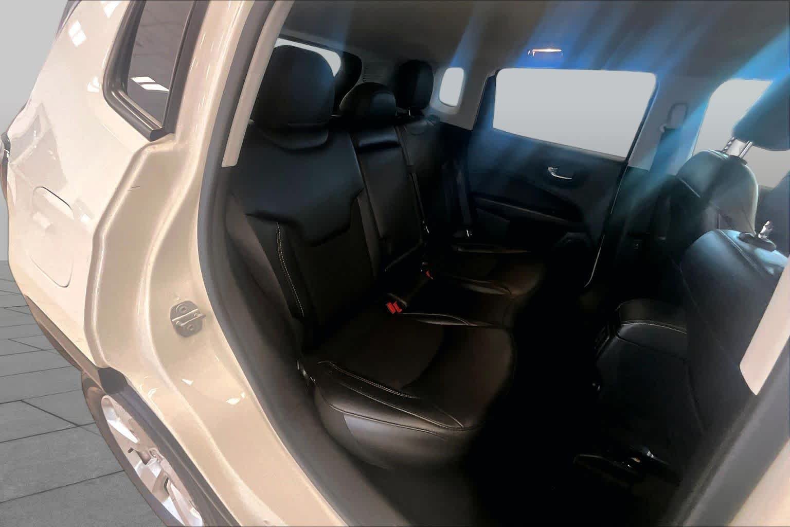 Used 2020 White Clearcoat Jeep Latitude image 17