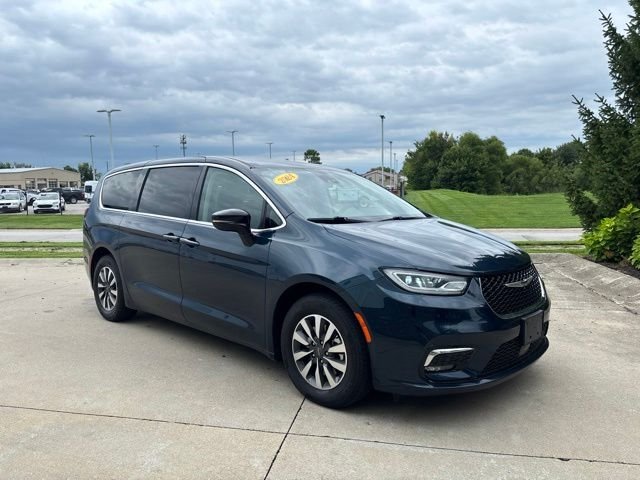 Certified Used 2024 Fathom Blue Pearlcoat Chrysler Select image 32