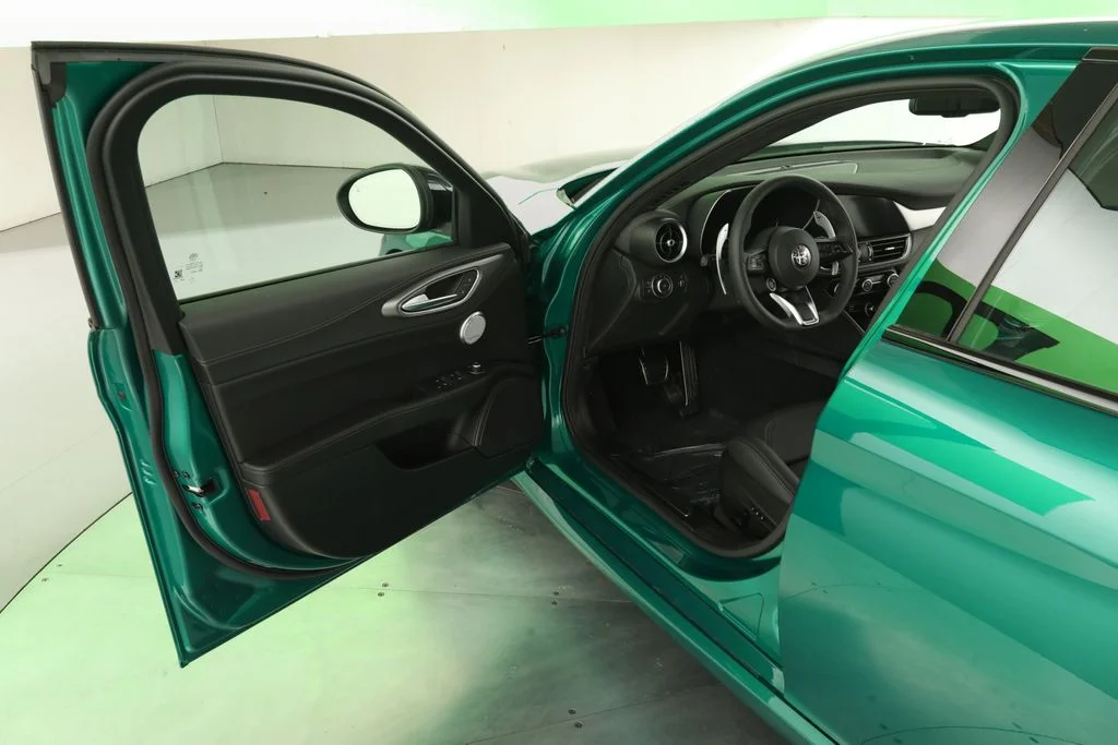 New 2025 Verde (Green) Fangio MetallicExterior Paint Alfa Romeo Veloce image 32
