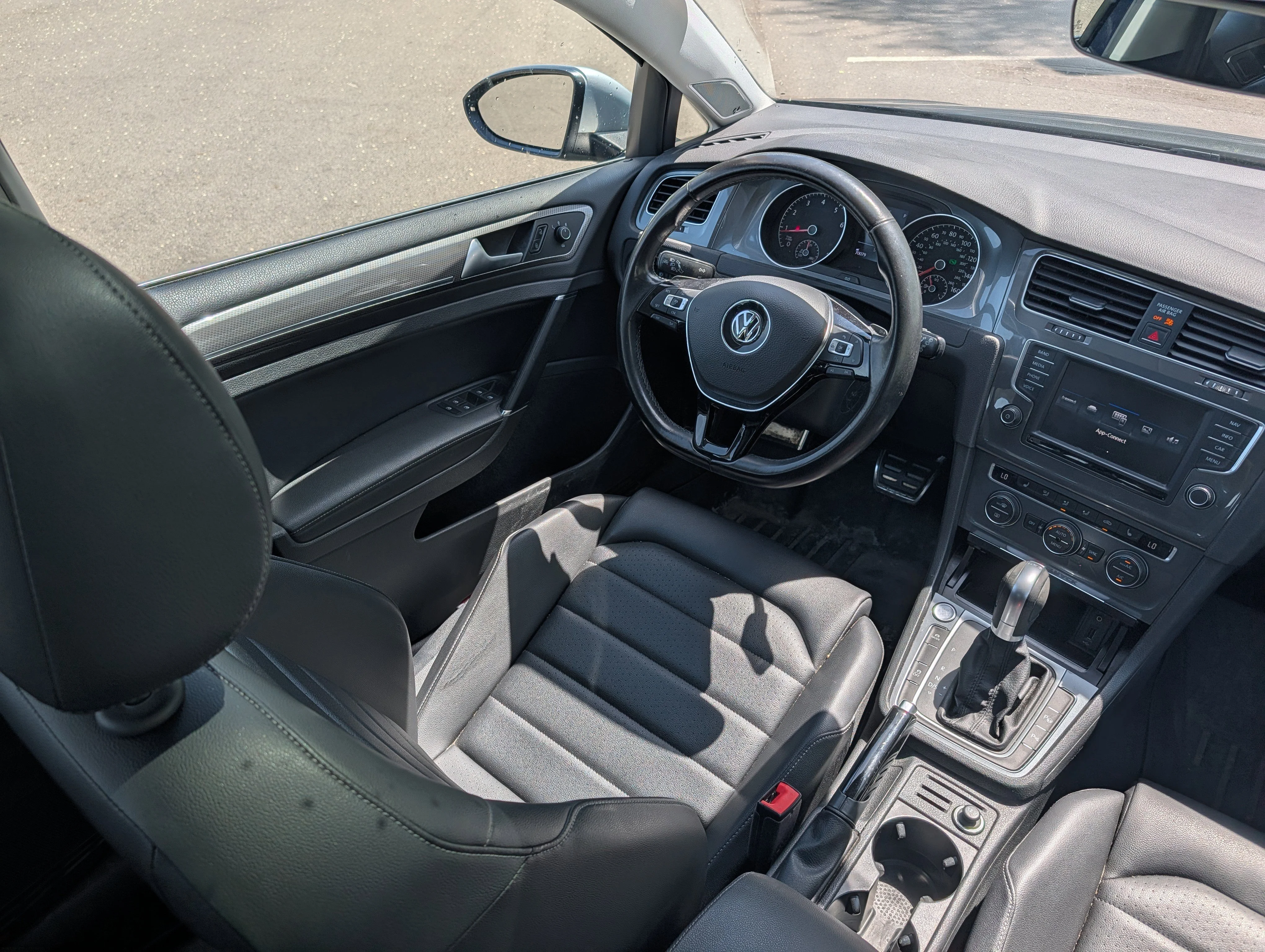 Used 2017 Night Blue Metallic Volkswagen SEL image 9