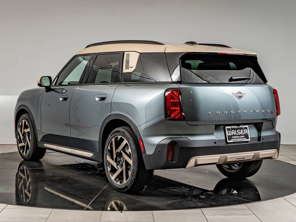 New 2027 Green Metallic MINI Iconic image 7