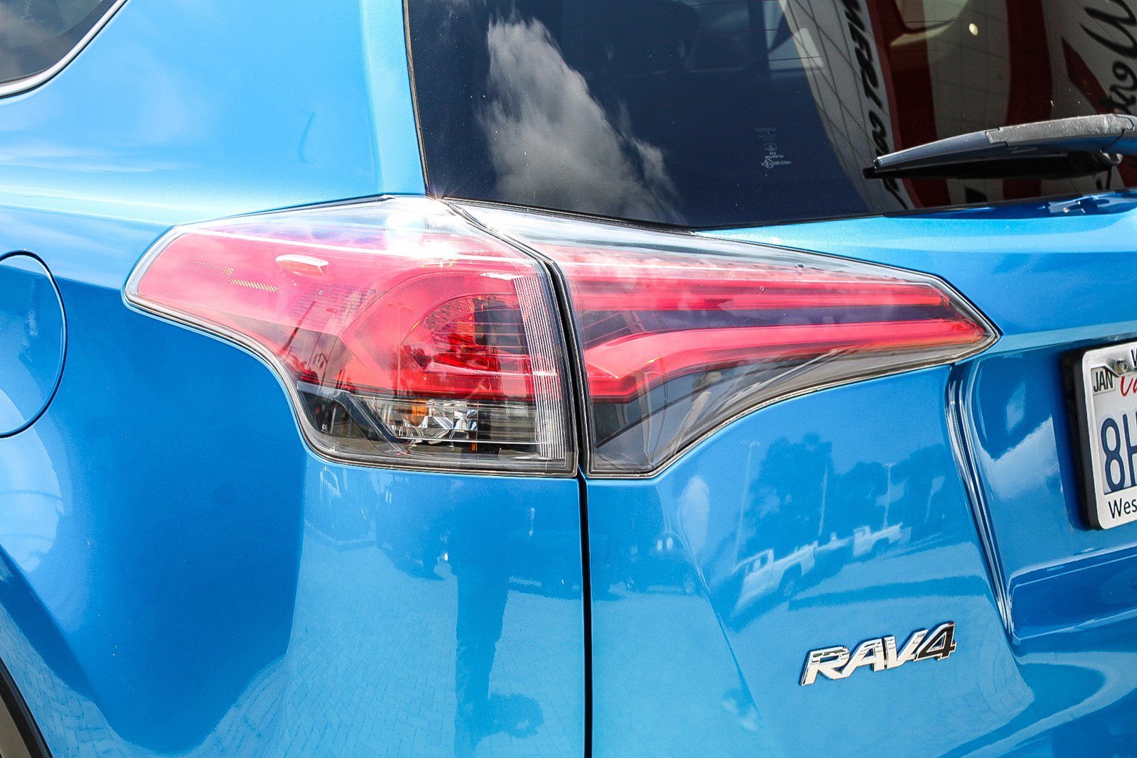 Used 2018 Electric Storm Blue Toyota XLE image 9