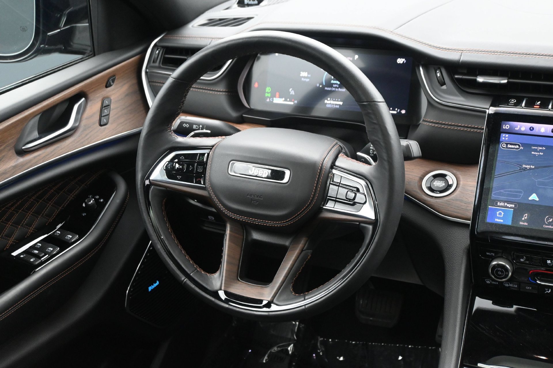 Used 2023 Diamond Black Crystal Pearlcoat Jeep Summit image 16
