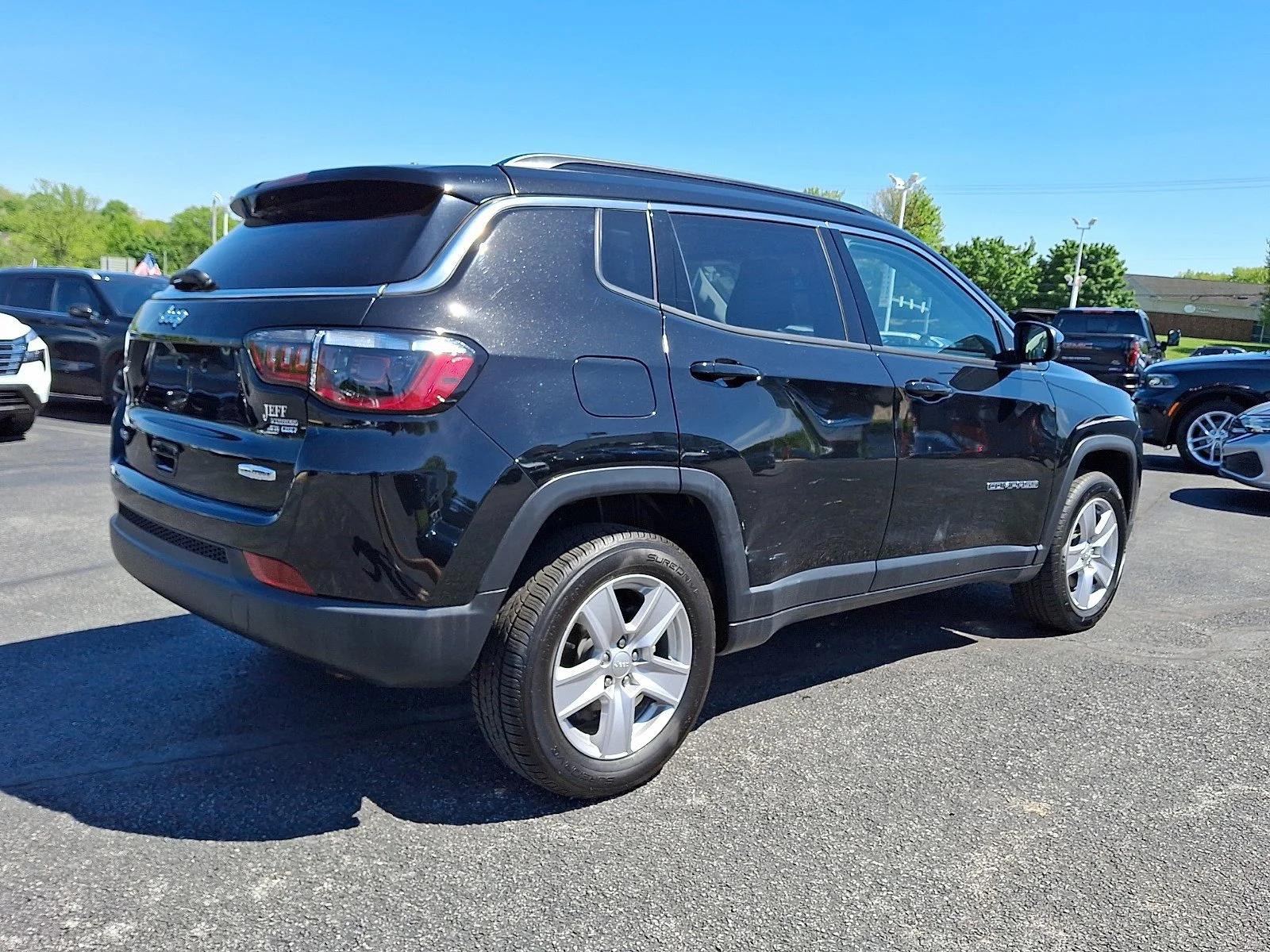 Certified Used 2022 Diamond Black Crystal Pearlcoat Jeep Latitude image 7