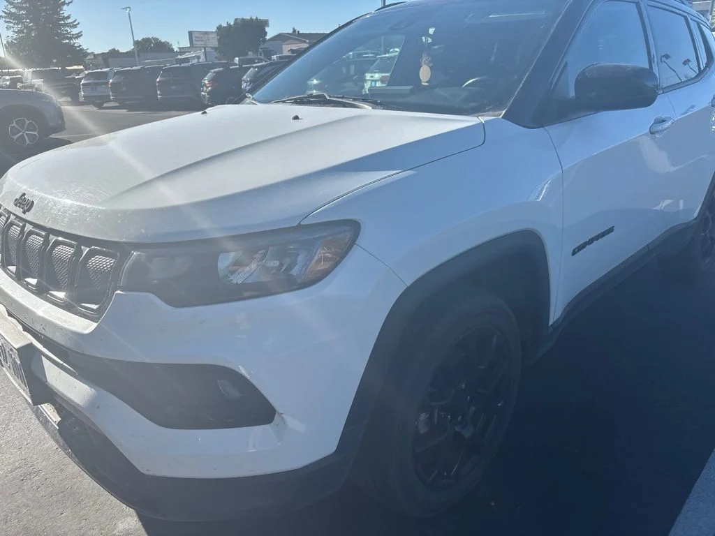 Used 2022 White Jeep Latitude image 2
