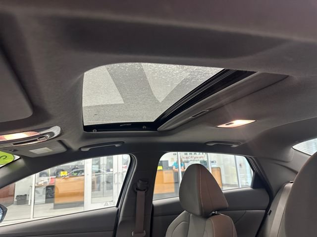 Used 2025 White Hyundai SEL Convenience image 18