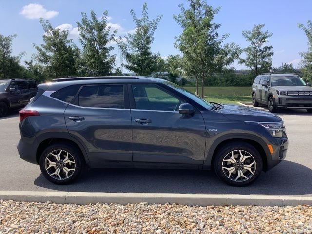 Used 2022 Black Kia EX image 4