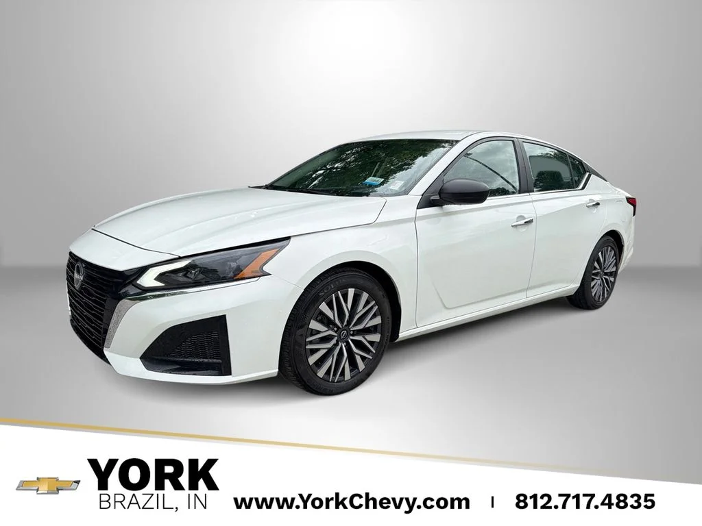 Used 2025 White Nissan 2.5 SV image 1